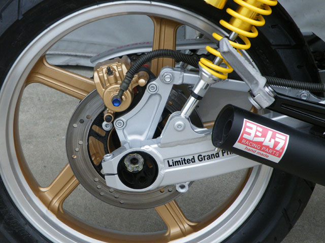 KAWASAKI　ゼファー400χ
(ZⅡ仕様/ノーマルタンク加工ZⅡレプリカ）
イエローボール